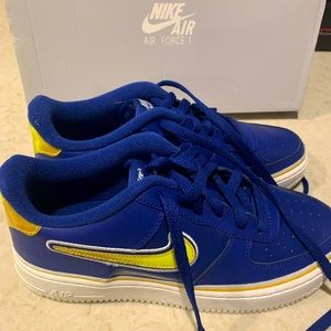 Nike Air Force 1. Youth 6.5.